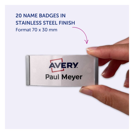 Kuvassa näkyy käsi, joka pitelee ruostumattomasta teräksestä valmistettua nimikylttiä, jossa on teksti "Avery Paul Meyer". Siinä mainitaan, että saatavilla on 20 ruostumattomasta teräksestä valmistettua nimikylttiä, joiden koko on 70 x 30 mm.