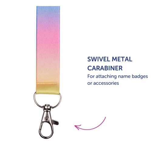 Kuvassa on värikäs nauha, jossa on kääntyvä metallinen karbiinihaka, tarkoitettu nimikylttien tai lisävarusteiden kiinnittämiseen.