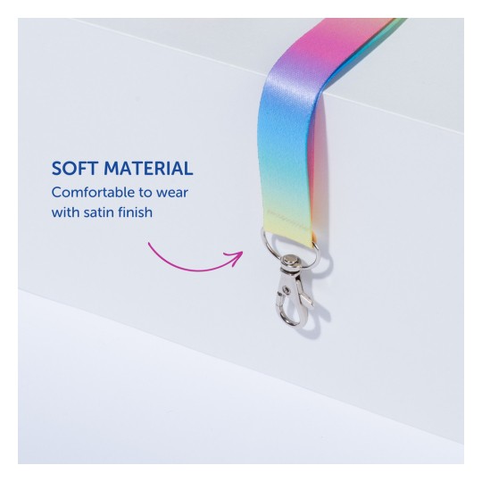 Kuva esittelee värikkään satiinipintaisen kaulanauhan, jossa on hopeinen kiinnike. Se tuo esille kaulanauhan pehmeän materiaalin ja mukavan muotoilun, jota täydentää kuvaileva teksti, joka korostaa näitä ominaisuuksia.