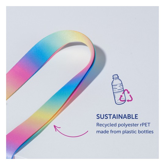 Kuva esittää värikästä nauhaa, joka on valmistettu kestävästä kierrätetystä polyesteristä rPET. Tekstikuvaus korostaa sen ympäristöystävällisyyttä ja mainitsee, että se on valmistettu muovipulloista.
