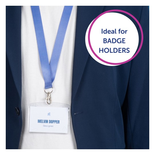 Kuvassa on henkilö pukeutuneena tummansiniseen bleiseriin ja valkoiseen paitaan, jossa on sininen nauha, joka pitää nimikylttiä, jossa lukee 'MELVIN DOPPER, Designer'. Kuvassa on myös pyöreä grafiikka, jossa lukee 'Ihanteellinen KORTTIKOTEILLE'.