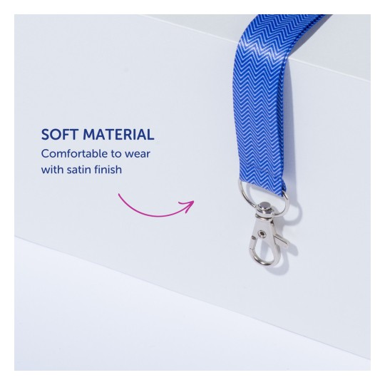 Kuvassa on pehmeästä materiaalista valmistettu sininen kaulanauha, jossa on satiiniviimeistely. Sen kerrotaan olevan mukava käyttää, ja sen päässä on metalliklipsi.