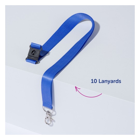 Kuvassa näkyy sininen kaulanauha, jossa on kiinnike, ja joka lepää vaalealla pinnalla. Siinä on etiketti, jossa lukee '10 Lanyards'.