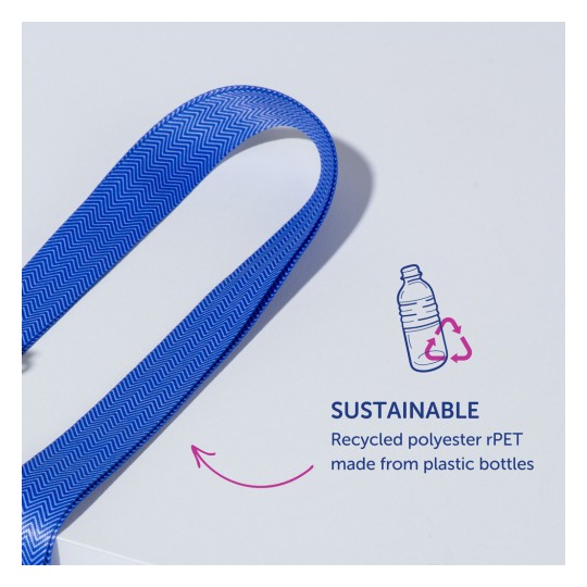 Kuvassa on sininen siksak-kuvioinen nauha, jossa lukee kestävä. Se tarkoittaa, että se on valmistettu kierrätetystä rPET-polyesterista, joka on peräisin muovipulloista.