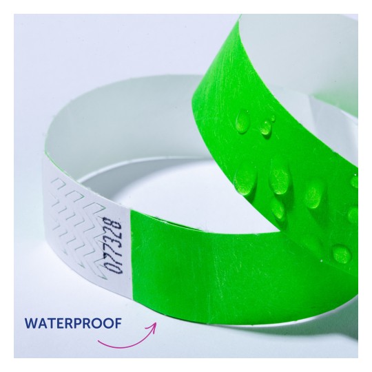 Kuvassa on kaksi ranneketta; toinen on kirkkaan vihreä, jossa on vesipisaroita, ja toinen on valkoinen teksturoidulla designilla. Sanaa 'WATERPROOF' käytetään rannekkeiden vieressä, viitaten vihreän rannekkeen vedenpitävyyteen.