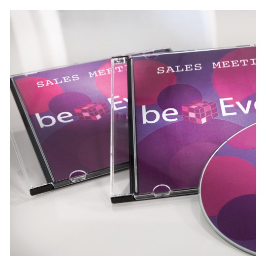 Kuvassa on kaksi CD-koteloa, joissa lukee "Sales Meeting", ja levy, jossa on värikäs muotoilu. Muotoilussa on ympyröitä vaaleanpunaisen ja violetin sävyissä sekä teksti "beEven".