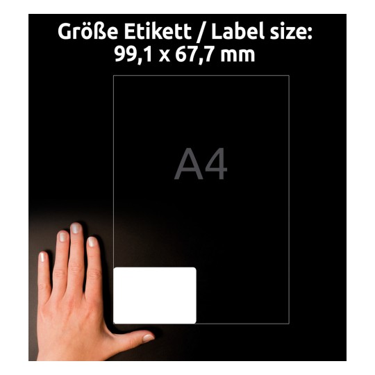 Kuva esittää käden vierekkäin tarrakokoilmoituksen kanssa, jossa on mitat 99,1 x 67,7 mm ja tarrakoko nimeltään A4.
