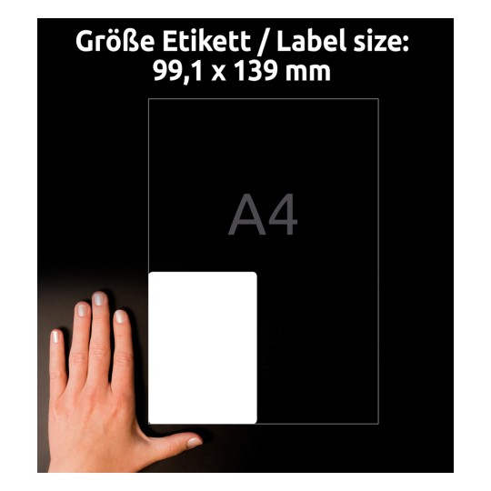 Kuva näyttää etiketin koon 99,1 x 139 mm, käden vierellä mittakaavana. Tausta on musta, ja etiketti on esitetty valkoisena suorakaiteena, jossa näkyy teksti 'A4'.