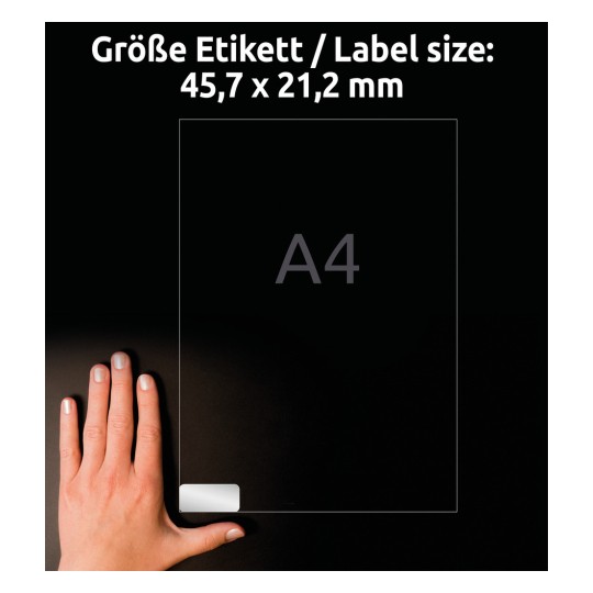 Kuvassa näkyy käsi lähellä etikettitulostetta, jossa ilmoitetaan koko 45,7 x 21,2 mm ja että se vastaa A4-mittoja, tummalla taustalla.