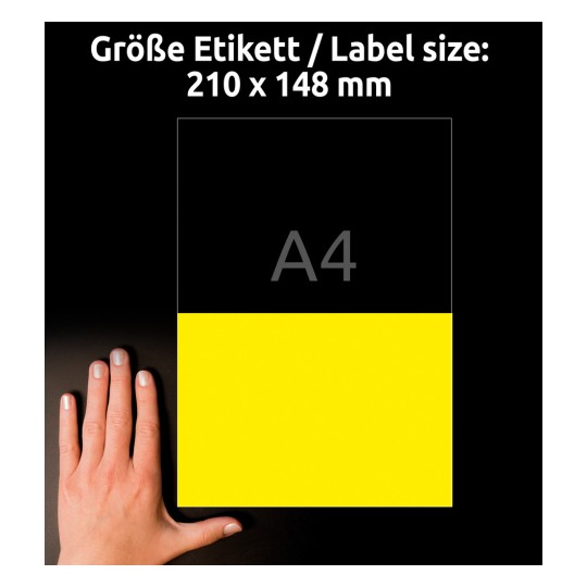 Kuva näyttää etikettikoon merkinnän 210 x 148 mm. Käsi lepää keltaisen etiketin päällä, joka on A4-kokoinen. Yläpuolisko on musta ja teksti on saksaksi, ilmaisten etikettikoon.