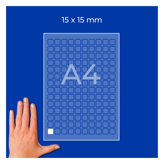 Käsi ruudukkomerkityn A4-arkin vieressä, jossa lukee 15 x 15 mm, sinisellä taustalla?
