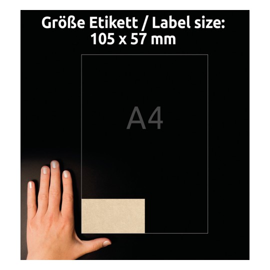 Kuvassa on käsi vierekkäin etiketin kokomerkinnän kanssa, joka ilmaisee etiketin kooksi 105 x 57 mm, A4-paperikoon vertailun ohella.
