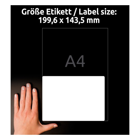 Kuvassa näkyy etiketin mitta 199,6 x 143,5 mm, ja siinä mainitaan A4-spesifikaatio. Käsi on näytetty etiketin vieressä mittakaavan vuoksi tummalla taustalla.