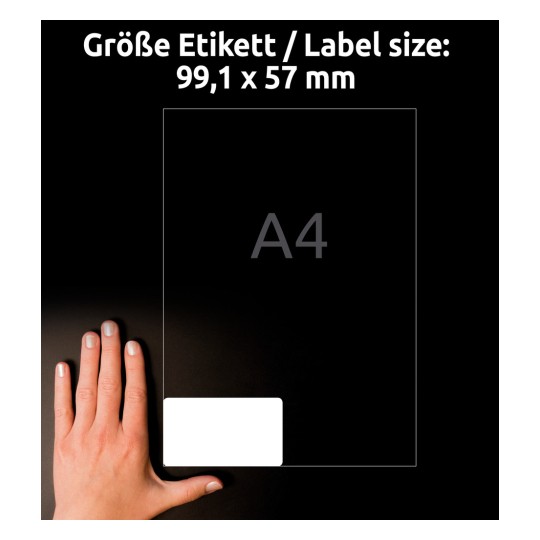 Kuva näyttää käden, joka on sijoitettu lähelle etikettikokojen määritelmää 99,1 x 57 mm, mikä osoittaa etiketin koon. Tausta on tumma, ja mitat ovat selkeästi esitetty.
