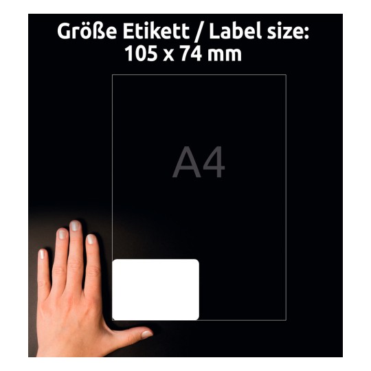 Kuva näyttää läpinäkyvän tarran tai etiketin, jonka mitat ovat 105 x 74 mm, merkittynä A4:ksi. Käsi on sijoitettu etiketin viereen koon vertailua varten.