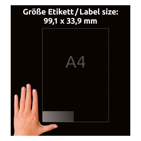 Kuva näyttää käden lähellä läpinäkyvää etikettiä, jonka mitat ovat 99,1 x 33,9 mm ja jossa on kirjaimet 'A4'. Tausta on musta.