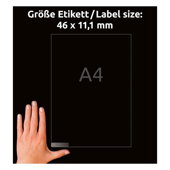 Kuvassa käsi pitelee etikettiä, jonka koko on 46 x 11,1 mm, viereisenä suurempi tyhjä alue, joka on merkitty A4:ksi. Tausta on musta.