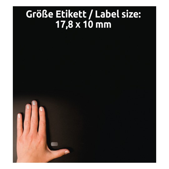 Kuvassa näkyy käsi, joka on asetettu tasaiselle pinnalle, osoittaen etiketin kokoa, joka on 17,8 x 10 mm. Käsi on sijoitettu mittakaavan näyttämiseksi, ja tumma tausta korostaa käden ja etiketin kokoa.