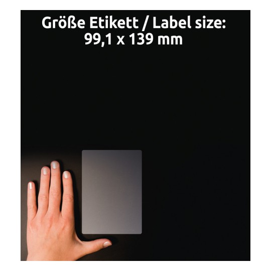 Kuvassa näkyy käsi suorakulmaisen etiketin vieressä. Etiketin koko on merkitty olevan 99,1 x 139 mm. Tausta on tumma, mikä korostaa kättä ja etikettiä.
