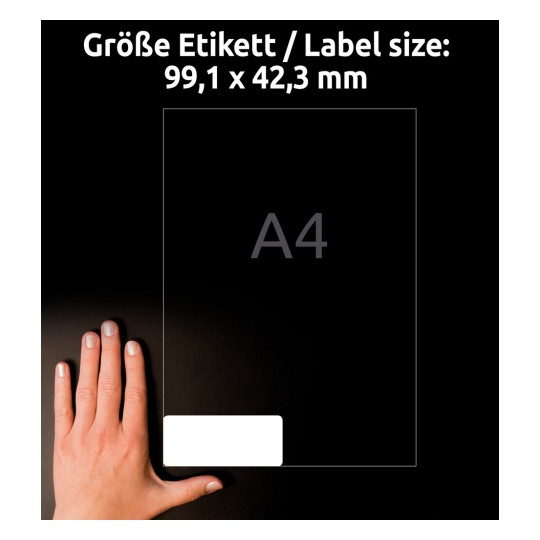 Kuvassa on käsi etikettikoon vieressä, joka ilmoittaa mitat 99,1 x 42,3 mm, ja siinä on painettuna 'A4' tummalla taustalla.