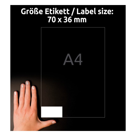 Kuva esittää kättä, joka pitelee etikettikoko-opasta, jossa on mitat 70 x 36 mm, ja kirjaimet 'A4' lihavoituina. Tausta on tumma, korostaen etikettikokoa.