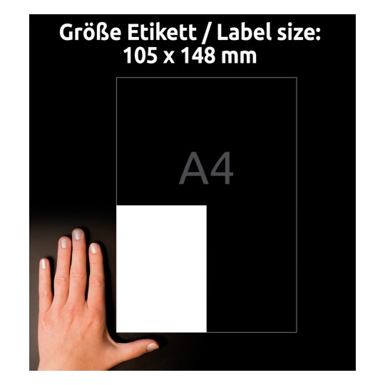 Kuvassa näkyy käsi etiketin vieressä, jonka mitat ovat 105 x 148 mm, mikä osoittaa A4-etiketin koon. Tausta on musta ja etiketti on valkoinen.