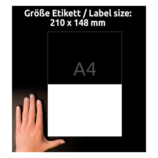 Kuvassa näkyy käsi etiketin vieressä, joka osoittaa kooksi 210 x 148 mm, ja siinä on 'A4'-merkintä. Etiketti on jaettu mustaan ja valkoiseen osaan.