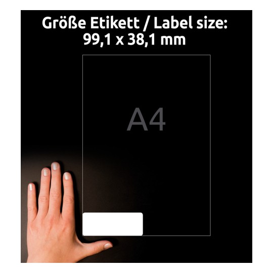 Kuva esittää kättä tyhjän etiketin vieressä, jonka mitat ovat 99,1 x 38,1 mm, ja siinä lukee isolla fontilla 'A4'. Tausta on musta.