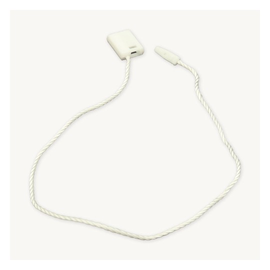 Kuva näyttää valkoisen punotun kaapelin, jossa on toisessa päässä suorakulmainen liitin ja toisessa päässä pienempi liitin.