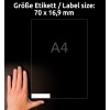 Kuvassa on käsi, joka on asetettu viereen etikettikoon opasta, joka osoittaa mitat 70 x 16,9 mm, mustaa taustaa vasten, ja teksti 'A4' ja 'Größe Etikett / Label size' näkyvät selvästi.
