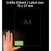 Kuva esittää kättä etikettikokokohdistimen vieressä, joka näyttää mitat 70 x 37 mm, A4-arkin asettelun ohella. Tausta on tumma, korostaen etiketin mittoja.