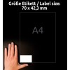 Kuvassa näkyy käsi, joka on asetettu etiketin viereen tummalla taustalla. Etiketin koko on 70 x 42,3 mm, ja siinä näkyy myös 'A4'.