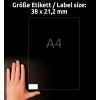 Kuvassa näkyy käsi, joka on asetettu kokoa osoittavan etiketin viereen, jossa mitat ovat 38 x 21,2 mm ja merkintä 'A4'. Tausta on tumma, mikä korostaa etikettiä.