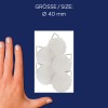 Kuva esittää kättä neljän valkoisen esineen vieressä, jotka muistuttavat metalliklipsillä varustettuja ympyröitä, merkitty "GRÖSSE / SIZE: Ø 40 mm."