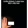 Kuvassa on käsi, joka on asetettu tyhjän etiketin viereen tummalla taustalla. Etikettien mitat on mainittu saksaksi ja ne ovat kooltaan 88,9 x 48,4 mm.