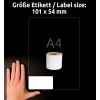 Kuva näyttää käden etikettirullan vieressä. Etiketin koko on ilmoitettu 101 x 54 mm, ja näkyvissä on valkoinen etikettitila. Konteksti liittyy etiketöintiin.