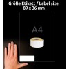 Kuvassa näkyy käsi, jonka vieressä on etikettirulla ja A4-paperi, mikä osoittaa etiketin koon olevan 89 x 36 mm.