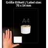 Kuva näyttää käden tyhjän etikettirullan vieressä, jossa on kokomerkintä 70 x 54 mm. Tausta on musta, ja kuvassa on teksti 'Größe Etikett / Label size: 70 x 54 mm' ja 'A4'.