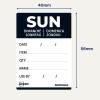 Tarra, jonka yläosassa on sana 'SUN', sisältää osiot päivämäärälle, tuotteelle, määrälle, nimelle ja viimeiselle käyttöpäivälle. Se on Avery-merkkinen irrotettava tarra.