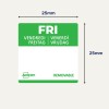 Neliönmuotoinen etiketti, mittasuhteeltaan 25 mm, jossa on sana 'FRI' valkoisella tekstillä vihreällä taustalla, käännökset useilla kielillä ja irrotettava liimanauha.