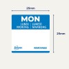 Kuva esittää neliönmuotoista etikettiä, jossa lukee suurilla kirjaimilla 'MON', ja mukana on käännöksiä sanalle 'maanantai' eri kielillä. Koko on 25 mm ja se on merkitty irrotettavaksi.