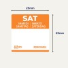 Oranssi tarra, jossa korostetaan 'SAT' useilla kielillä: ranska, saksa, hollanti ja italia, mikä osoittaa, että se on irrotettava Avery-tarra, mitat 25 mm x 25 mm.