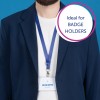 Kuvassa on henkilö, joka pukeutuu tummansiniseen bleiseriin valkoisen t-paidan päällä, pitäen kädessään nimikylttiä sinisessä kaulanauhassa, joka ilmoittaa hänen nimensä ja tittelinsä. Kuvassa on grafiikka, joka korostaa tuotteen hyödyllisyyttä nimikortin haltijoille.