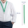 Kuvassa on henkilö, jonka kaulassa on vihreä kaulanauha. Kaulanauhassa on klipsi, ja sen mitat ovat 44 cm pituudeltaan ja 1,5 cm leveydeltään. Henkilö on pukeutunut valkoiseen paitaan ja laivastonsinisiin housuihin.