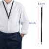 Kuvassa näkyy henkilö, joka on pukeutunut valkoiseen paitaan ja mustaan kaulanauhaan, jonka mitat ovat 44 cm pituudeltaan ja 1,5 cm leveydeltään, mikä viittaa siihen, että sitä käytetään henkilökorttien tai nimikylttien pidikkeenä.