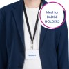 Kuvassa on henkilö, jolla on päällään tumma bleiseri valkoisen t-paidan päällä ja kaulanauhaan kiinnitetty nimikyltti. Kyltissä lukee nimi 'Melvin Dopper' ja nimike 'Designer'. Siinä on myös grafiikka, jossa lukee 'Ihanteellinen KORTINPIDIKKEILLE'.