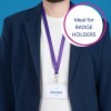 Kuvassa on henkilö, joka pukeutunut laivastonsiniseen bleiseriin ja valkoiseen t-paitaan. Kaulassa roikkuu nimikylttipidike, jossa on nimi 'Melvin Dopper' ja titteli 'Suunnittelija', kiinnitettynä purppuraan kaulanauhaan. Tausta on sininen, ja siinä on grafiikka, jossa lukee 'Ihanteellinen NIMIKYLTINPIDIKKEILLE.'