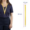Kuvassa on henkilö, jolla on yllään laivastonsininen paita ja kaulassa keltainen avainnauha. Avainnauhan mitat ovat 44 cm pituudeltaan ja 1,5 cm leveydeltään.