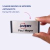 Kuvassa henkilö pitää nimikylttiä, jossa lukee 'Avery Paul Meyer', korostaen viittä modernin antrasiitin väristä nimikylttiä, joiden mitat ovat 70 x 30 mm.
