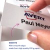Kuvassa näkyy käsi, joka pitää korttia, jossa on nimi 'Paul Meyer' ja 'Avery'-logo. Teksti 'TÄYTEAINEET sileillä reunoilla, valmistettu korkealaatuisesta 190 g paperista' on myös näkyvissä.